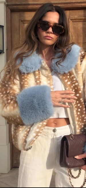 Hearts Bambi jas baby blue: bruine jas met witte stippen en lichtblauwe kraag en manchetten