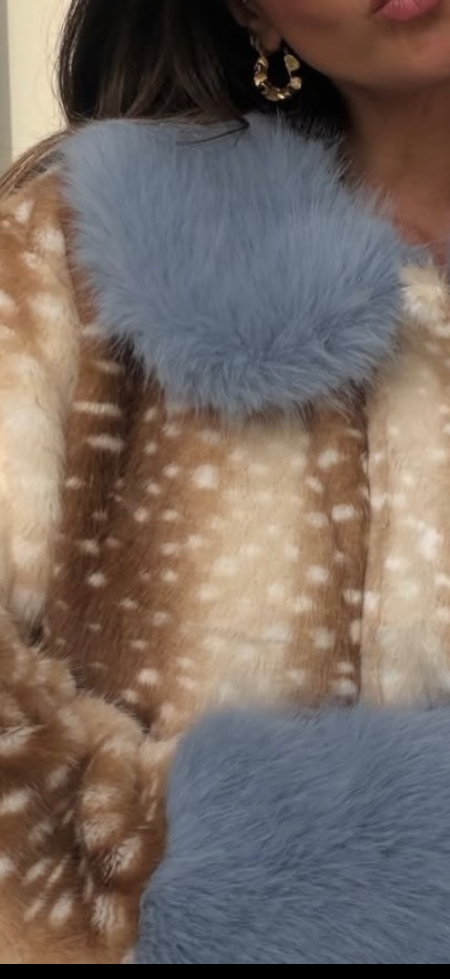 Hearts Bambi jas baby blue: bruine jas met witte stippen en lichtblauwe kraag en manchetten